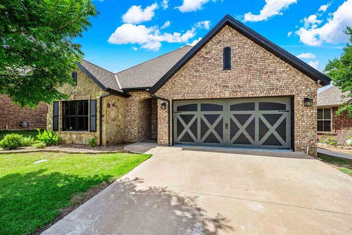 Property Photo: 3603 NE Cypress Ln OK 73507