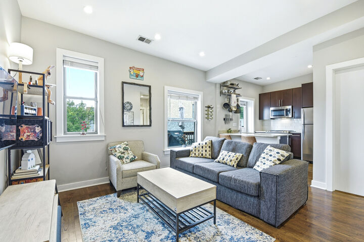 Property Photo: 1510 W Roscoe Street 3E IL 60657