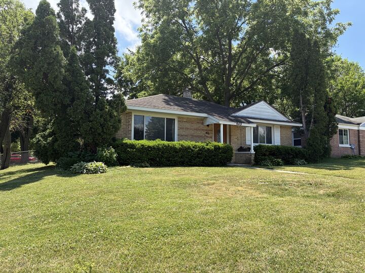 Property Photo:  649 E Rockland Road  IL 60048 