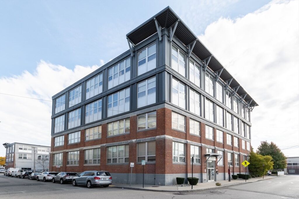 Property Photo: 118 Holmes St 405 MA 02171