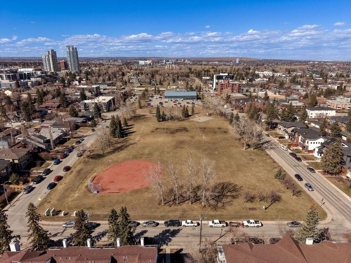 Property Photo:  2211 29 Street SW 201  AB T3E 2K1 