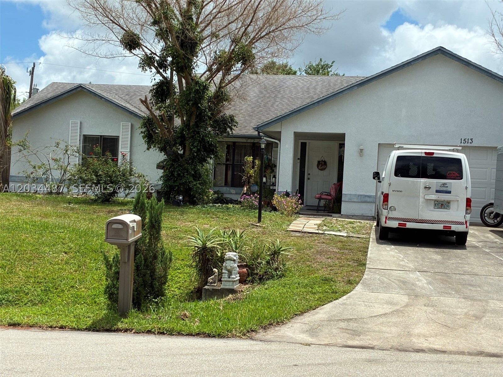 Property Photo: 1513 SW Apricot Rd FL 34953