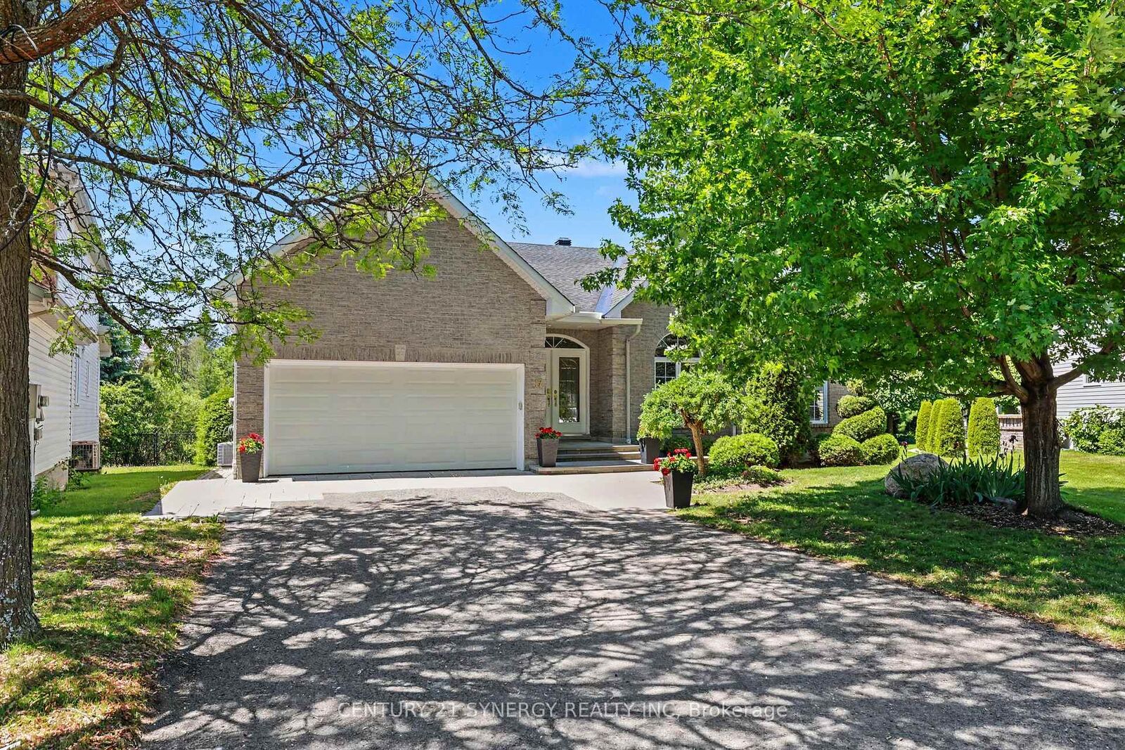 Property Photo:  17 Warnock Way  ON K1J 1H1 