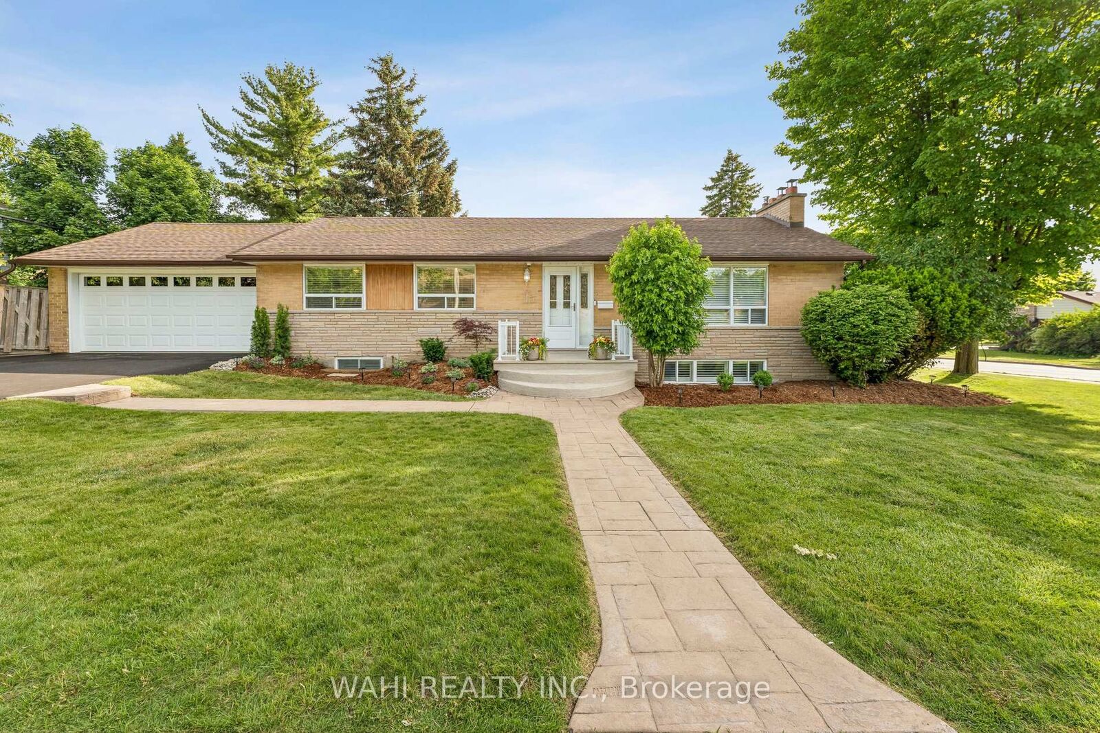 Property Photo: 39 Nanwood Drive ON L6W 1L7