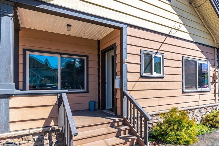 18 Gillespie St S — photo 1