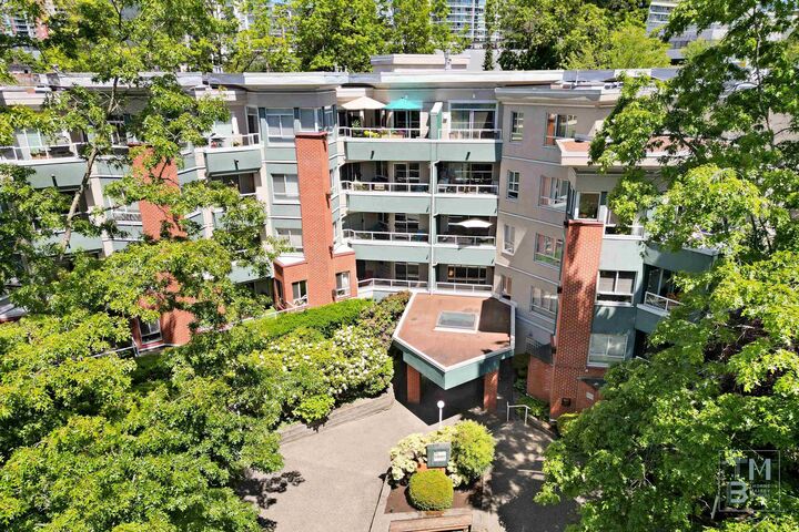 Property Photo: 128 W 8th Street 411 BC V7M 3M1