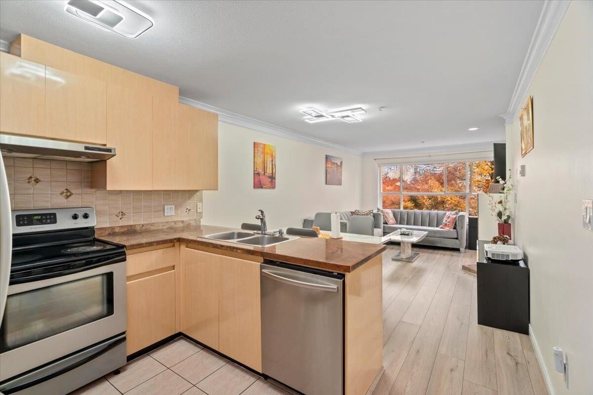 Property Photo: 8115 121A Street 309 BC V3W 1J2