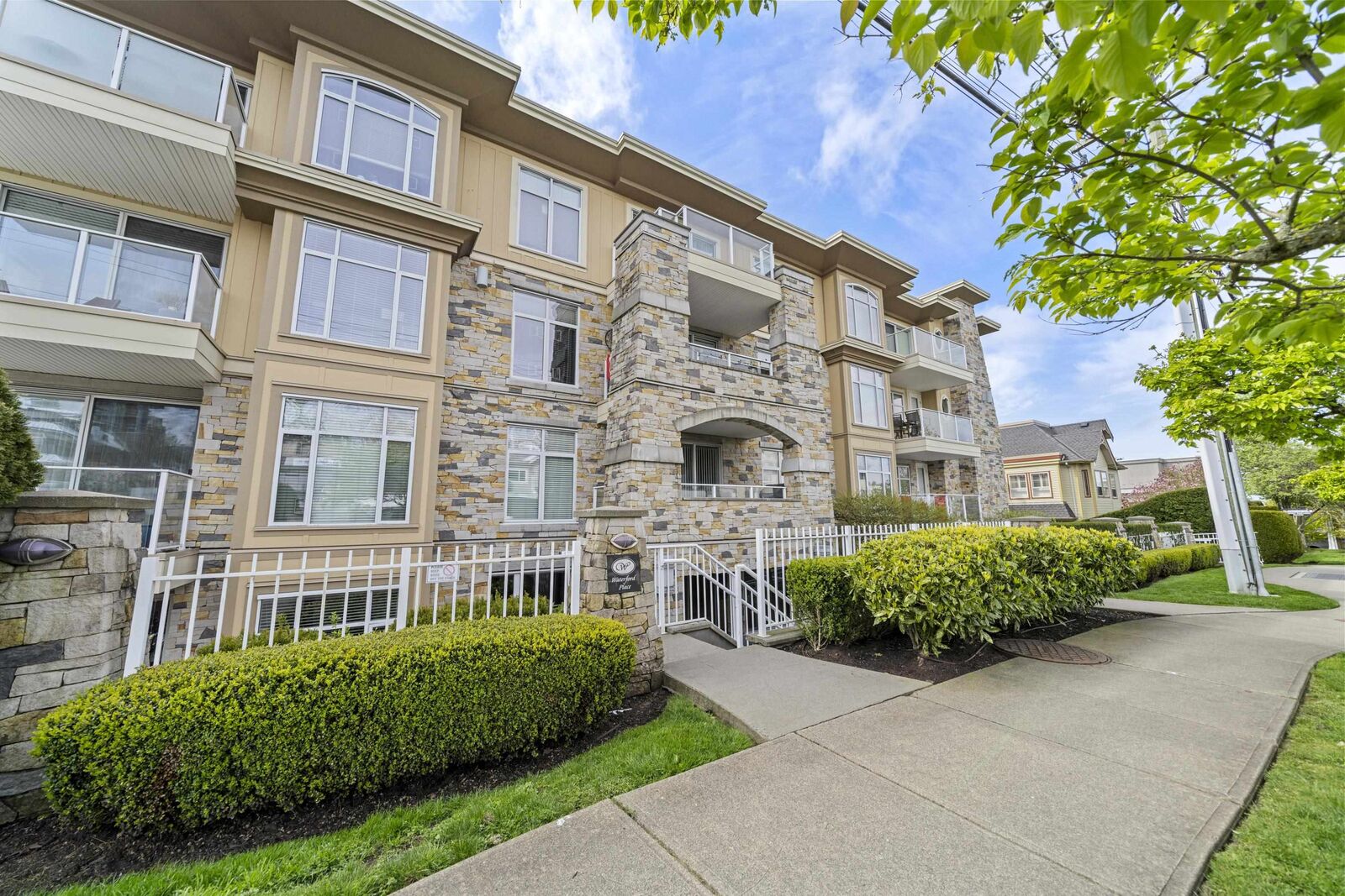 Property Photo:  15164 Prospect Avenue 102  BC V4B 2B9 