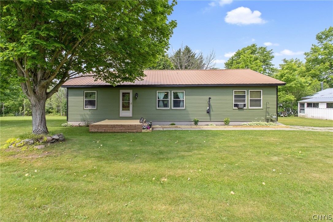 Property Photo:  955 Middle Road  NY 13126 