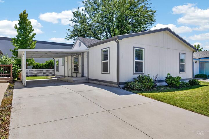 Property Photo:  709 Liberty Ln  ID 83617 