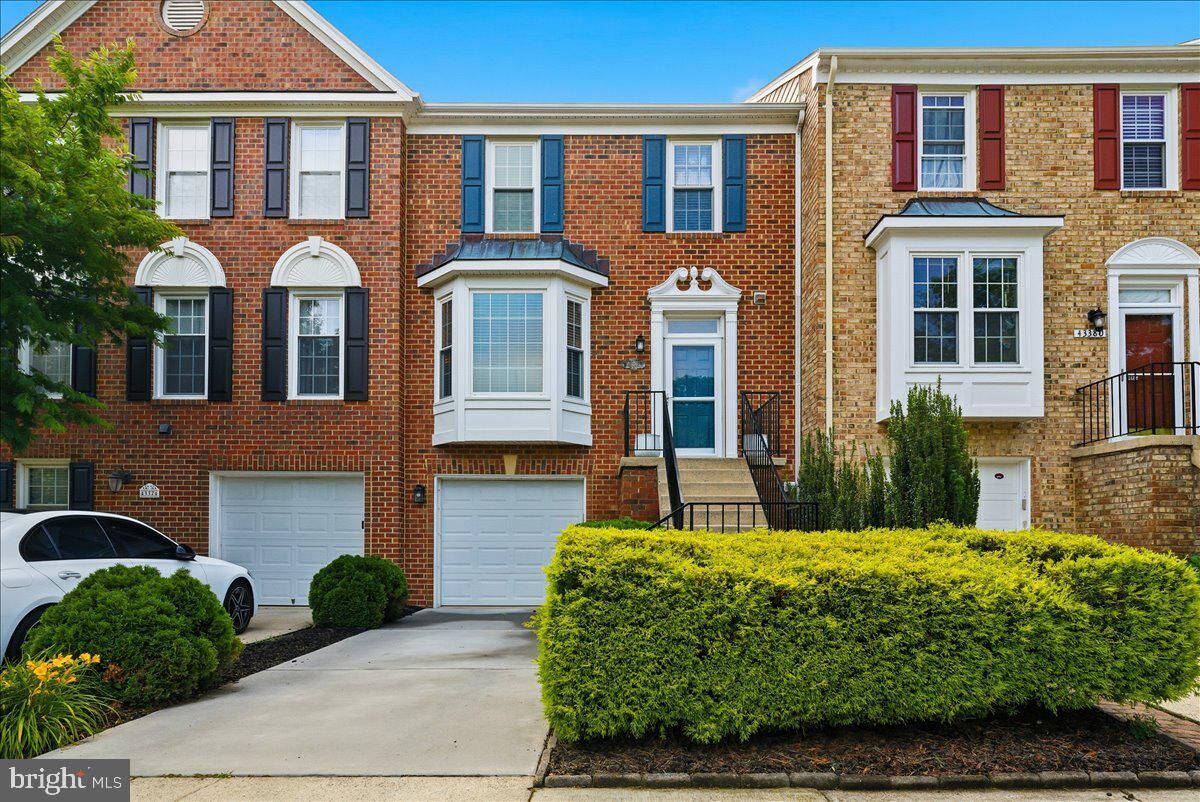 Property Photo:  43378 Livery Square  VA 20147 