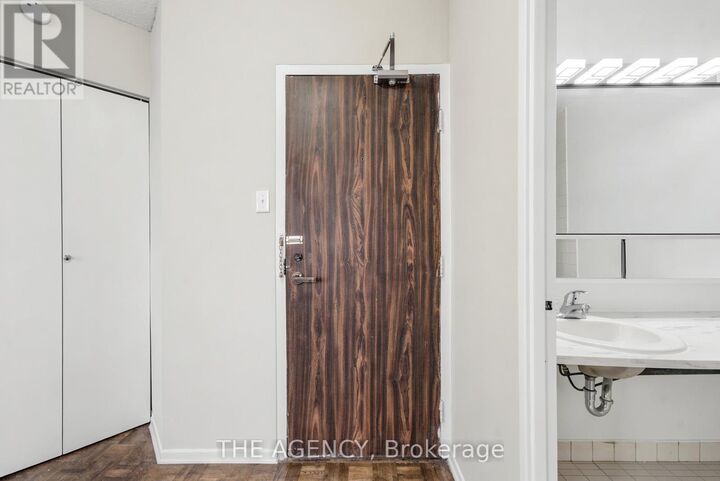 Property Photo:  2360 Dundas Street West 1019B  ON M6P 4B2 