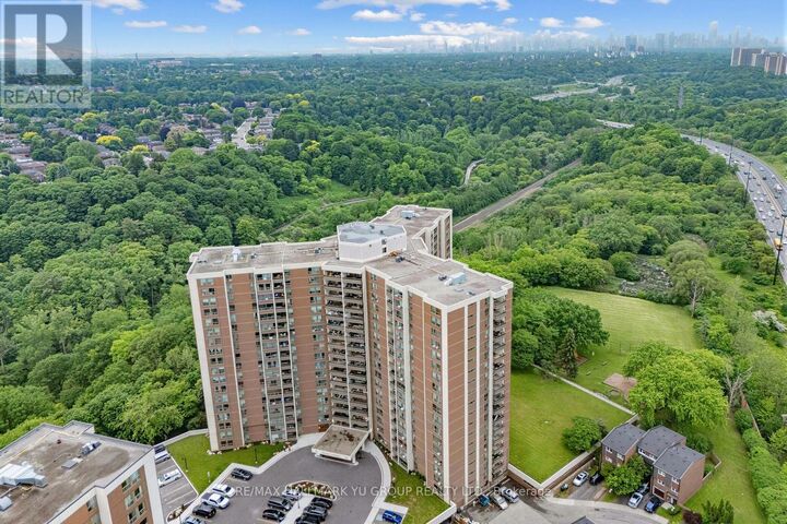 Property Photo:  15 Vicora Linkway 401  ON M3C 1A7 