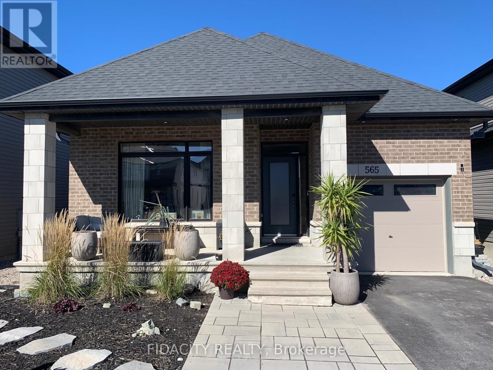 Property Photo:  565 Bobolink Ridge  ON K2S 2P4 