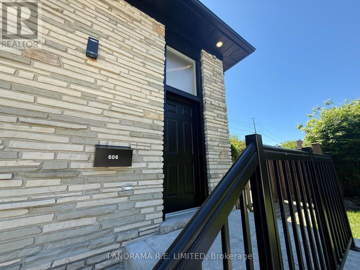 Property Photo:  606 Abana Road Main  ON L5A 1H4 