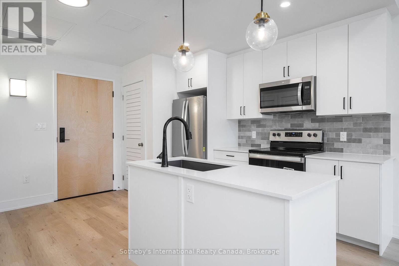 Property Photo: 121 Mary Street 221 ON L0M 1G0