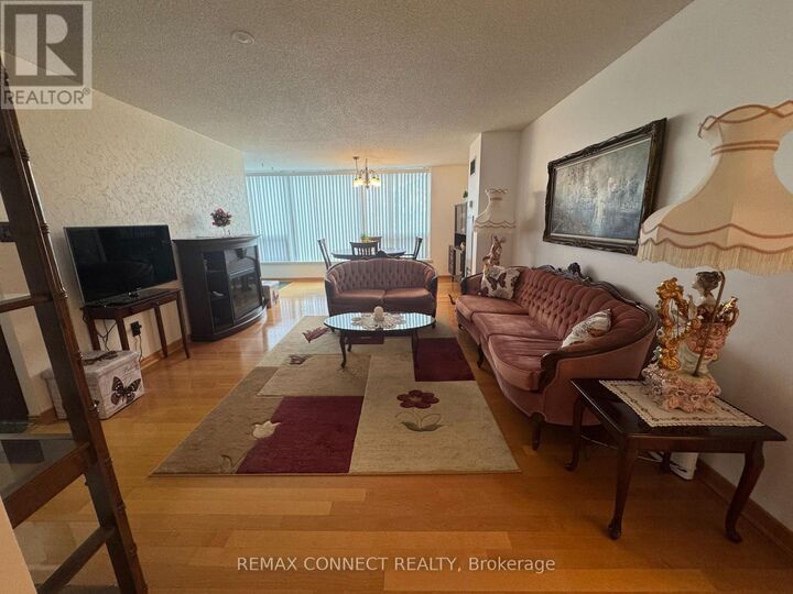 Photo de la propriété: 326 Major Mackenzie Drive 428 ON L4C 8T4