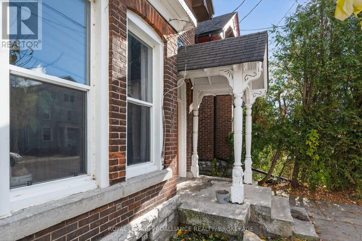 Property Photo:  407 Bagot Street 1  ON K7K 3C1 