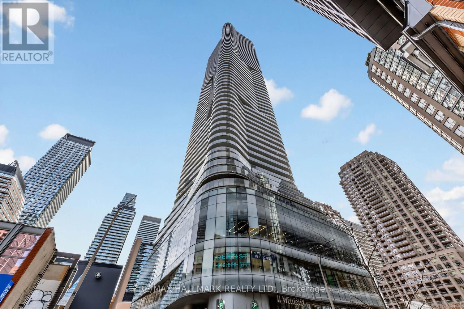 Property Photo:  11 Wellesley Street West 3909  ON M4Y 0G4 
