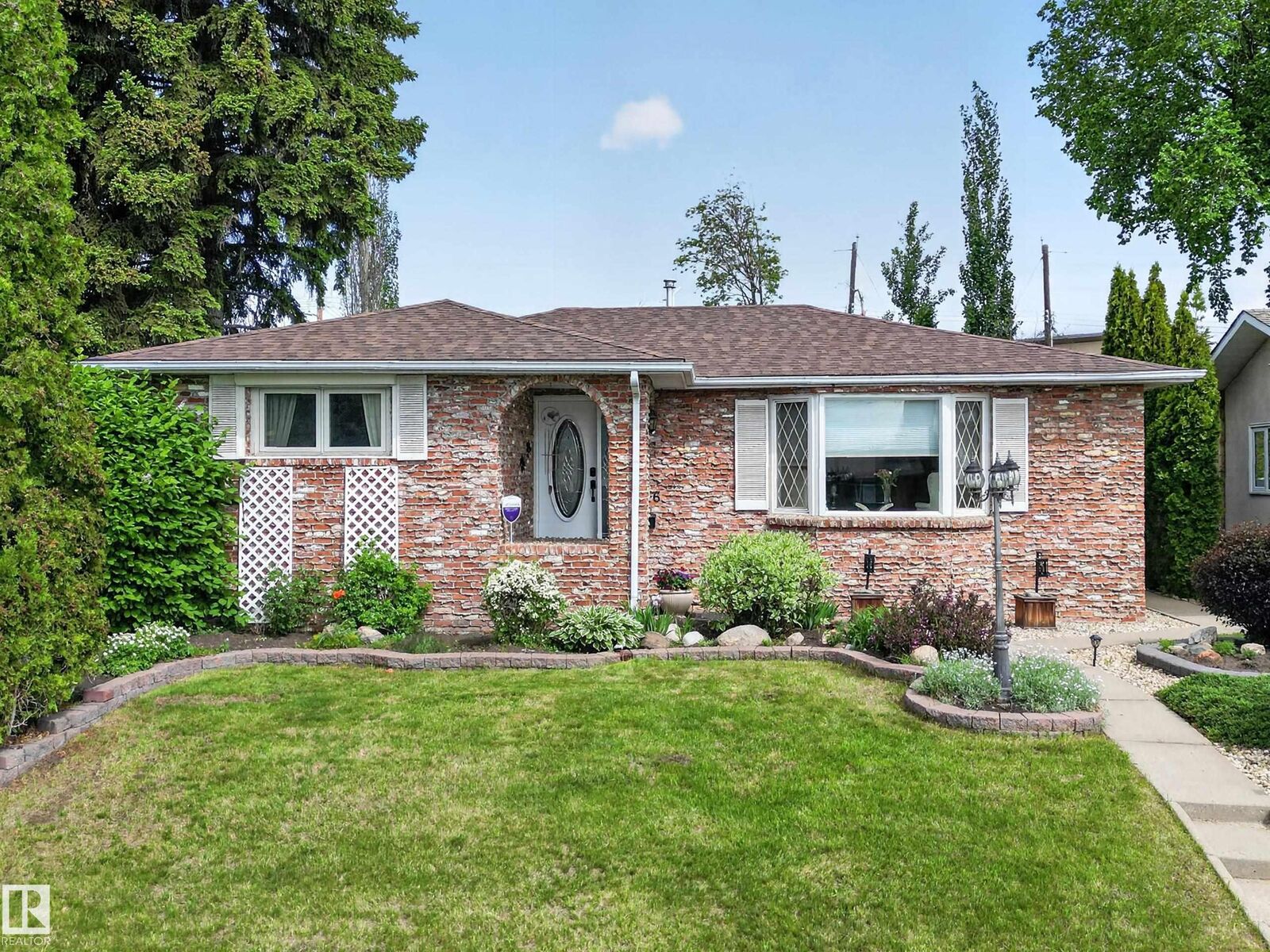 Property Photo:  6616 95 Avenue NW  AB T6B 1A7 