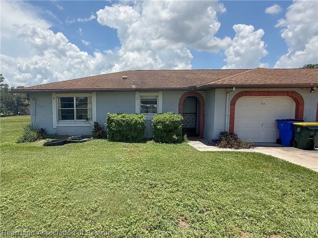 Property Photo: 300 Cherry Tree Drive FL 33876