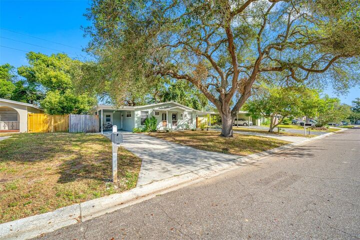 Property Photo:  616 Dogwood Court  FL 34698 