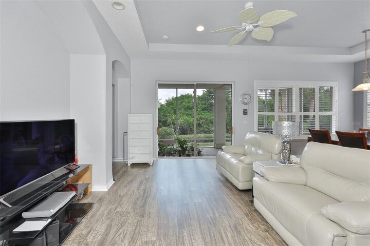 Property Photo:  1050 Regal Manor Way  FL 33573 