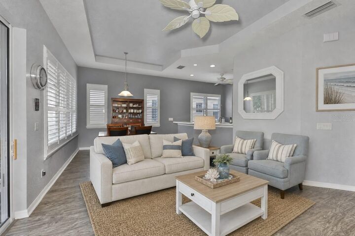 Property Photo:  1050 Regal Manor Way  FL 33573 