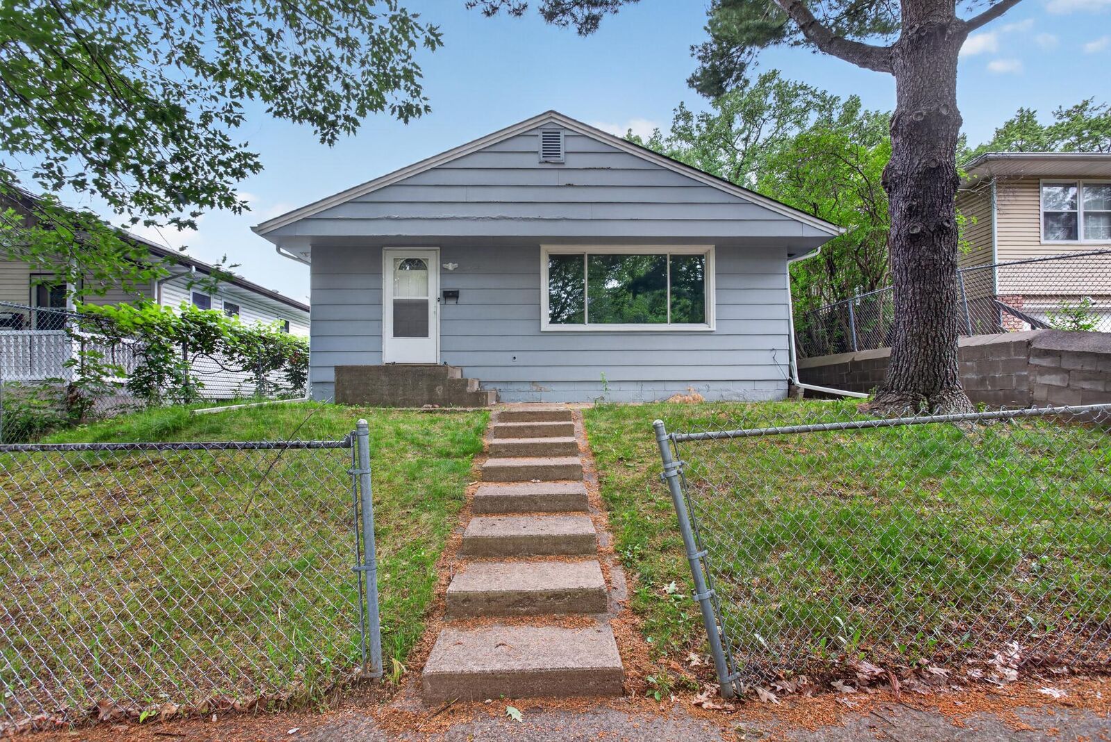 Property Photo:  2046 Reaney Avenue E  MN 55119 