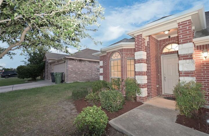 Property Photo: 1204 Varacruz Drive TX 76010