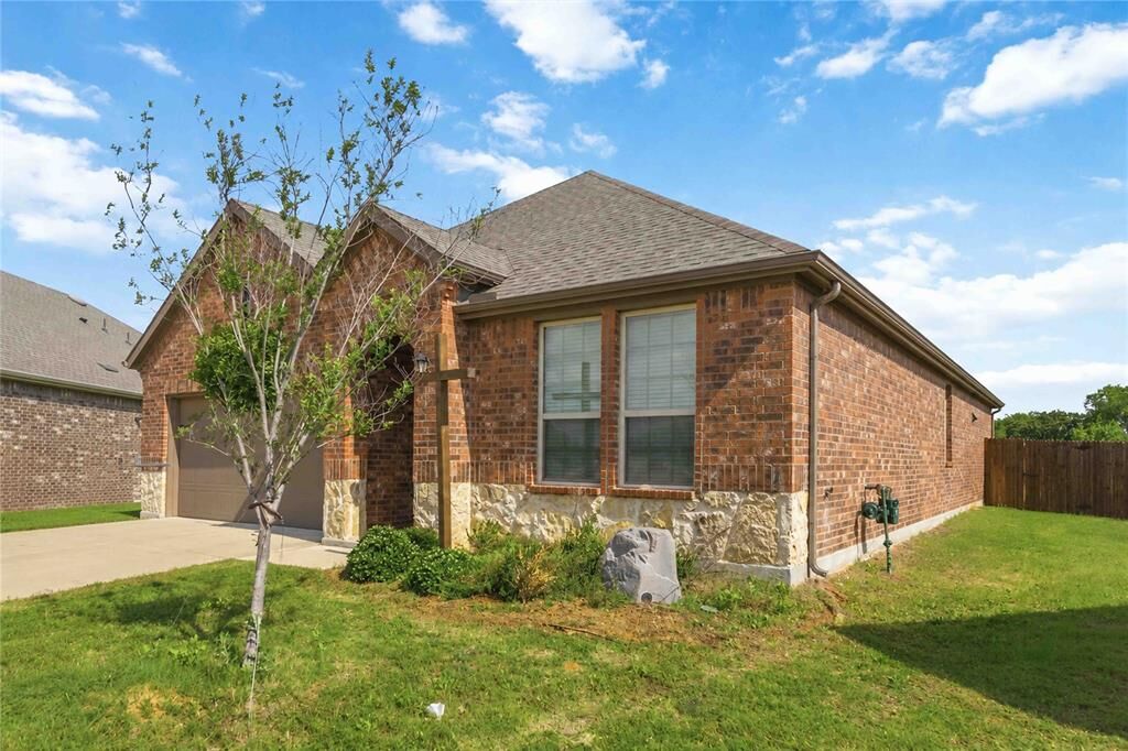 Property Photo: 11005 Mustang Trail TX 76227