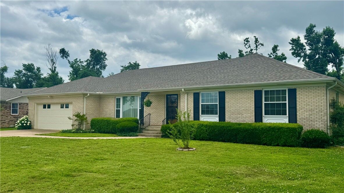 Property Photo: 1018 W Holly Street AR 72756