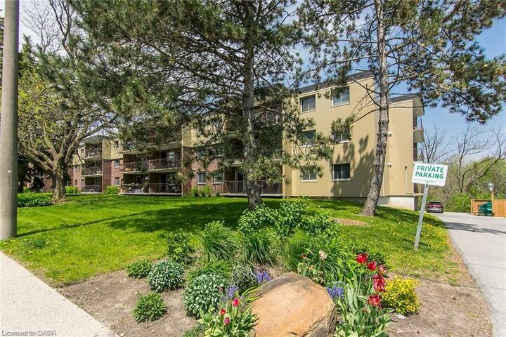 Property Photo:  30 Avalon Place 203  ON N2M 4N6 