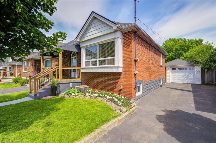 Property Photo:  105 Weir Street S  ON L8K 3A8 