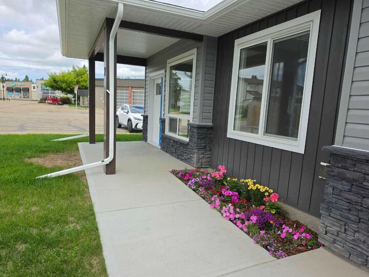 Property Photo: 4738 49A Avenue #2 AB T4L 1N4