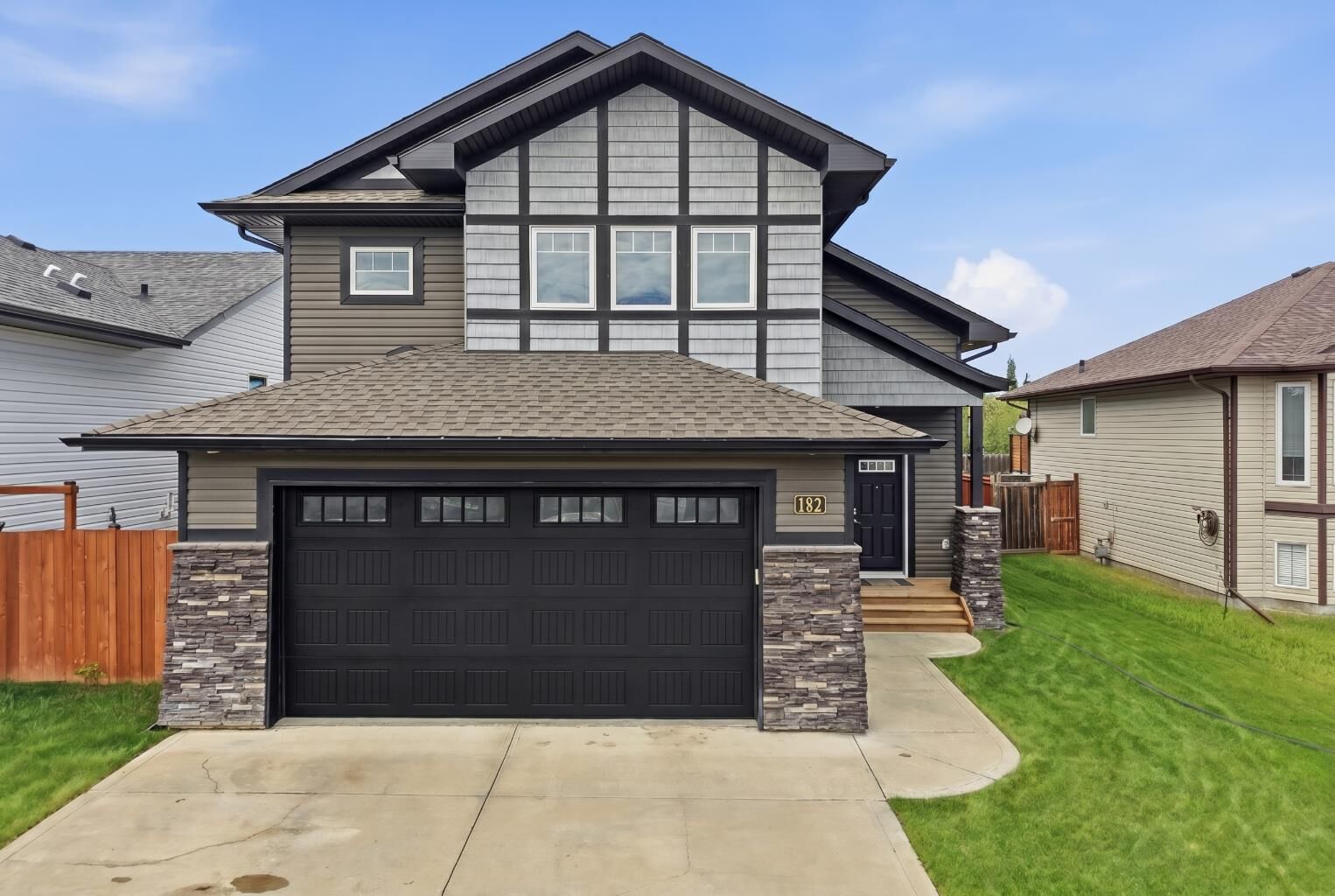 Property Photo: 182 Robinson Avenue AB T0M 1R0