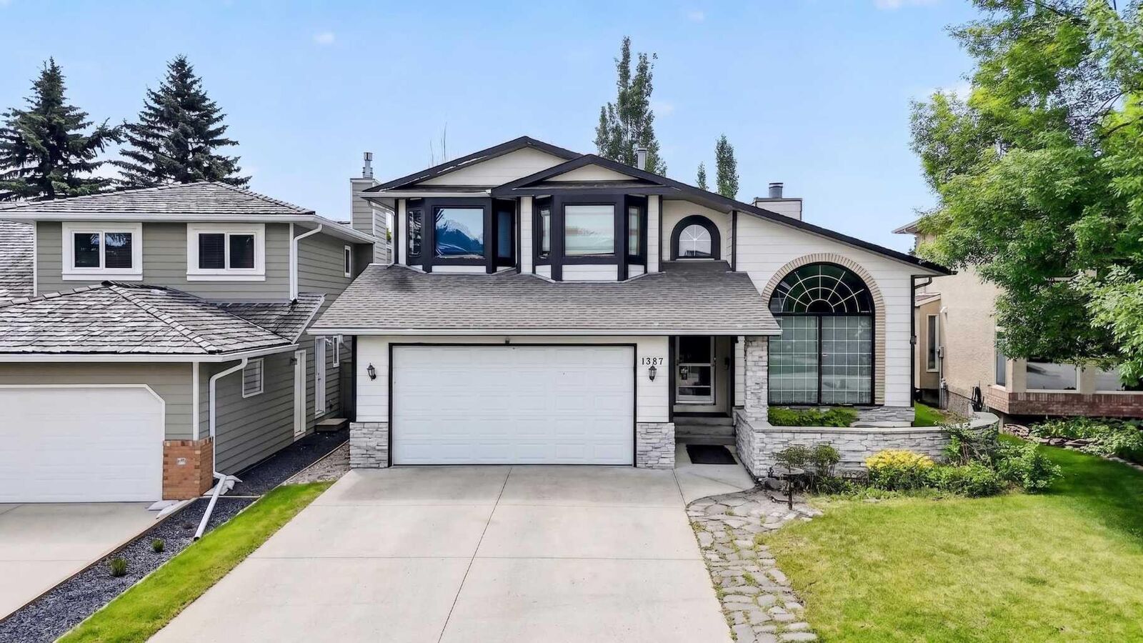 Property Photo:  1387 Sunwood Road SE  AB T2X 2L5 