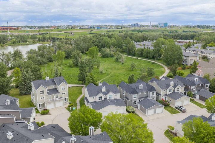 Property Photo: 142 Inglewood Point SE AB T2G 5K6