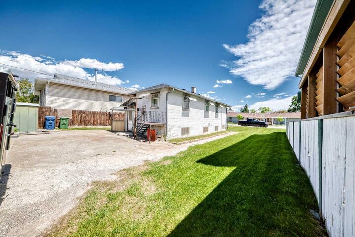 Property Photo:  6639 19 Street SE  AB T2C 0P1 