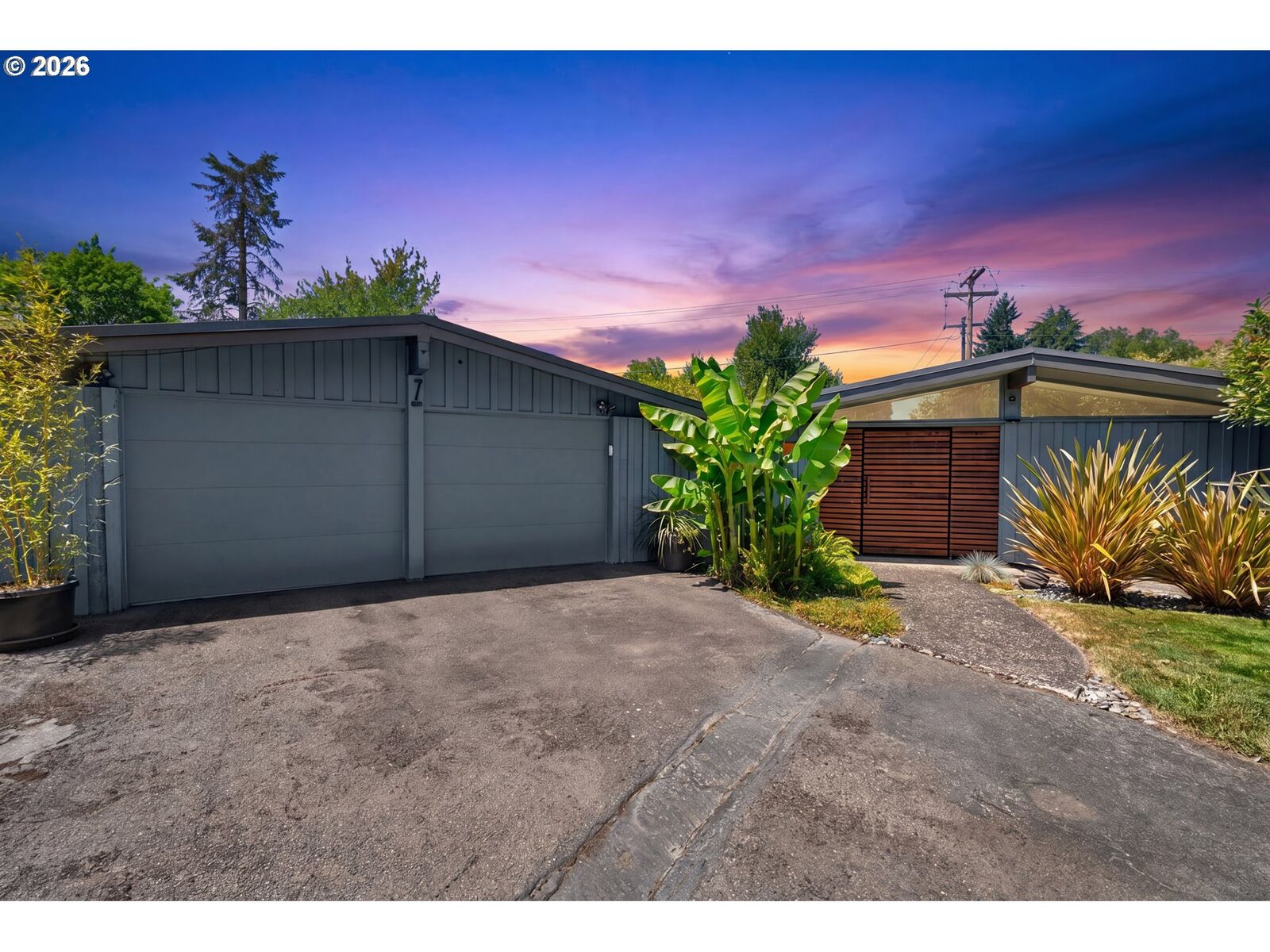 Property Photo:  826 Delmar Pl  OR 97401 