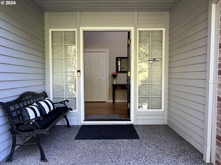 Property Photo: 6044 SW Knightsbridge Dr OR 97219