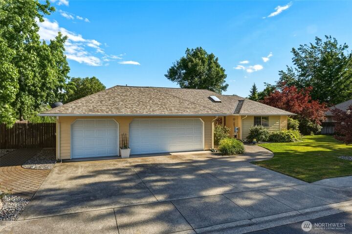 Property Photo: 860 Fern Court WA 99362