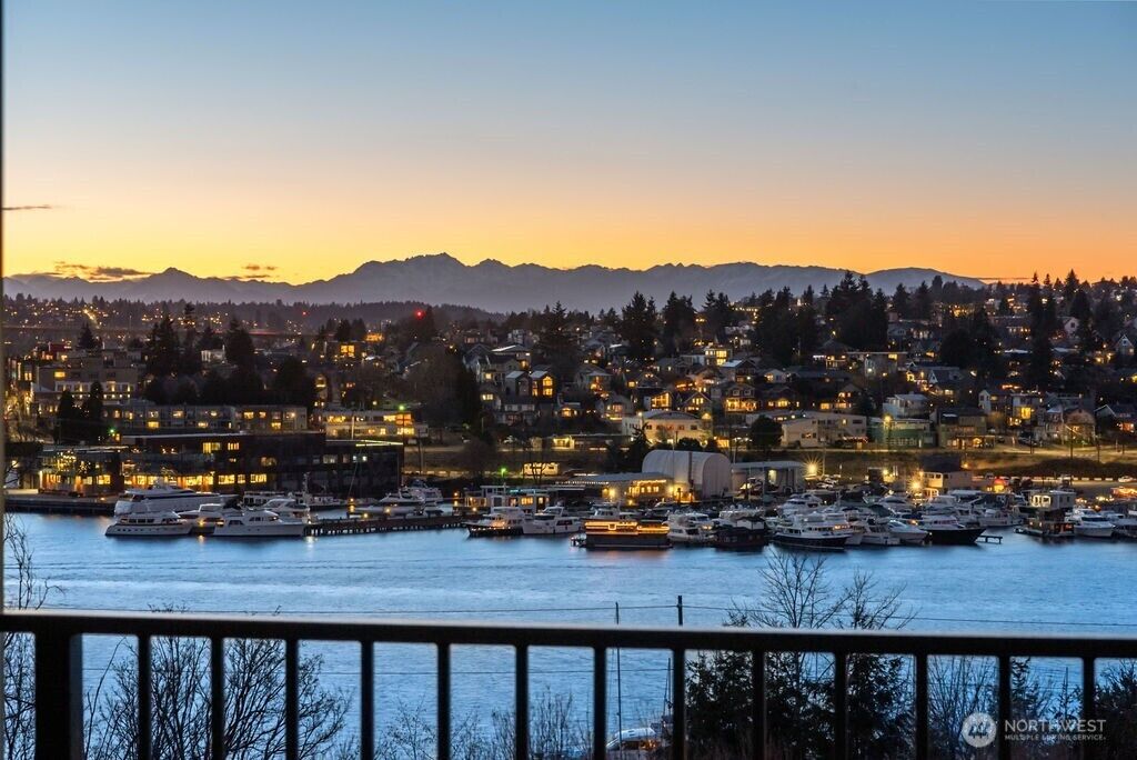 Property Photo:  2921  Franklin Avenue E B  WA 98102 