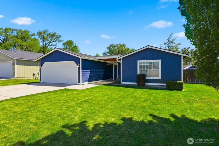 Property Photo:  810 N Spokane Street  WA 98934 