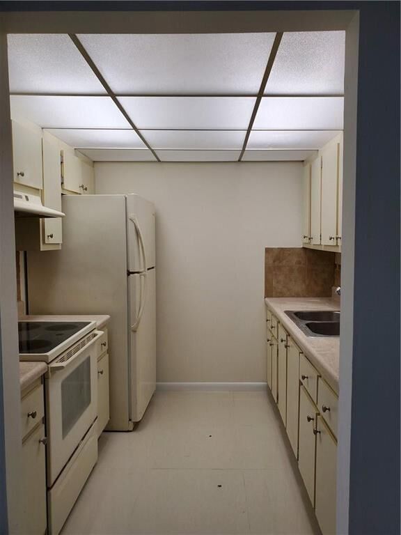Property Photo: 251 SW 134th Way 109M FL 33027