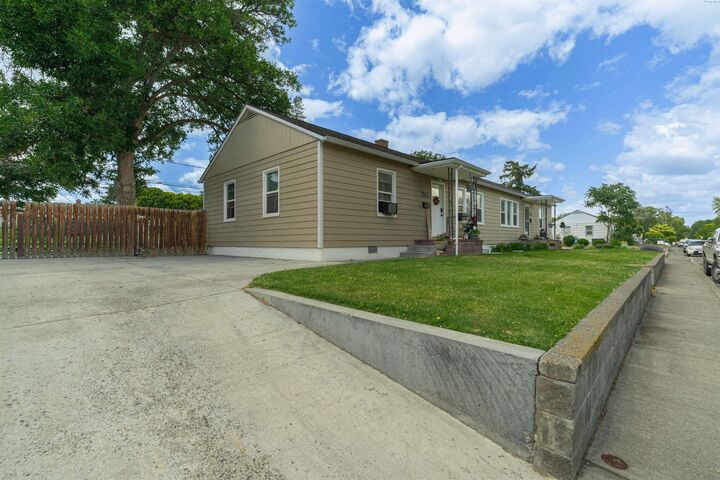 Property Photo:  1513 Johnston  WA 99354 