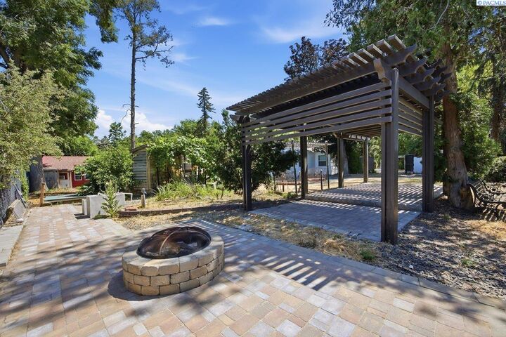 Property Photo:  76704 N Yakima River Dr  WA 99353-6196 