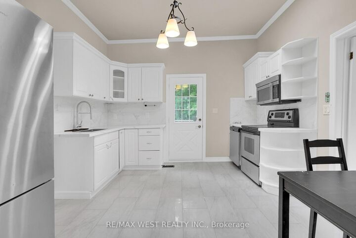 19015 Dufferin Street — photo 1