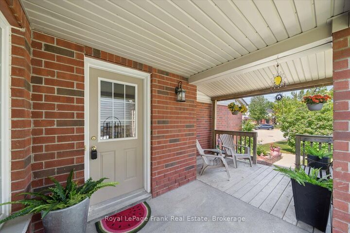 Property Photo: 31 Lang Court ON K9V 6E5