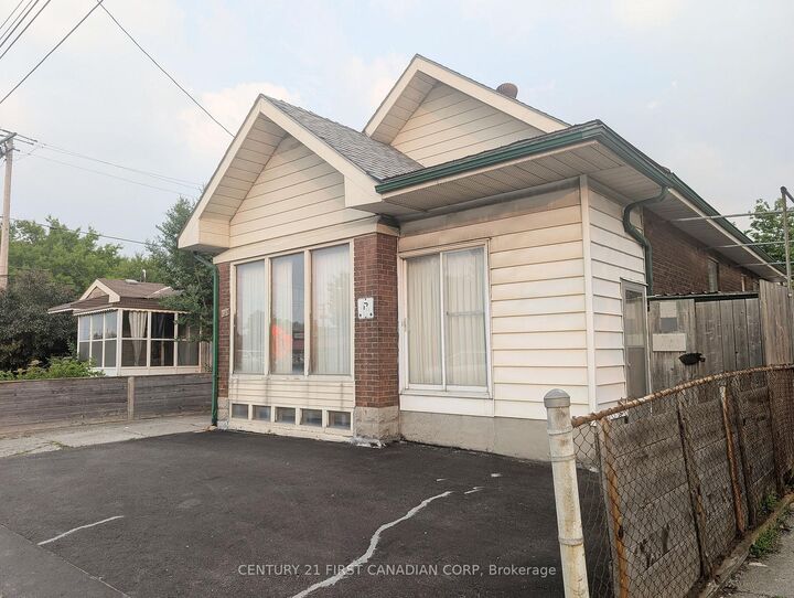 1169 Oxford Street E — photo 1